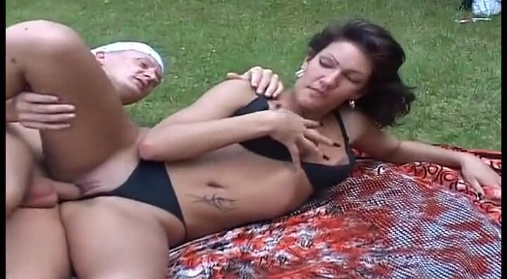 Busty German Sluts: Blondă germană frumoasă și țâțoasă care mănâncă spermă în aer liber