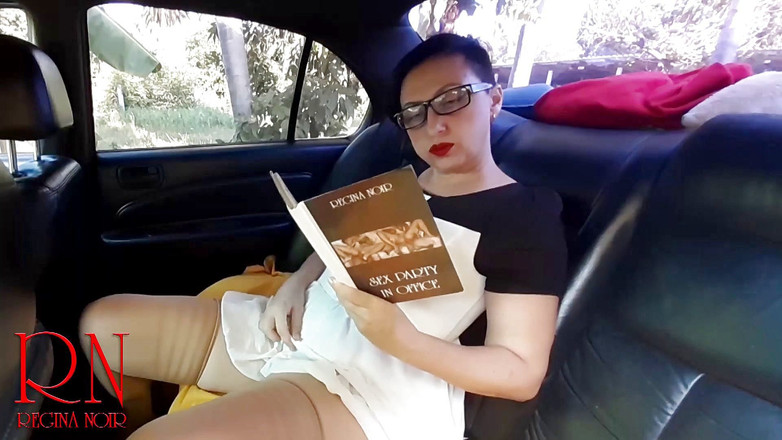 Regina Noir: Эротические истории. 1. Жена моего босса. Шмара трахается в ЖЖМ