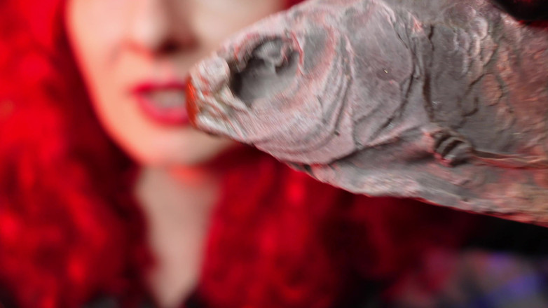 Arya Grander: ASMR comiendo chocolate alimenticio