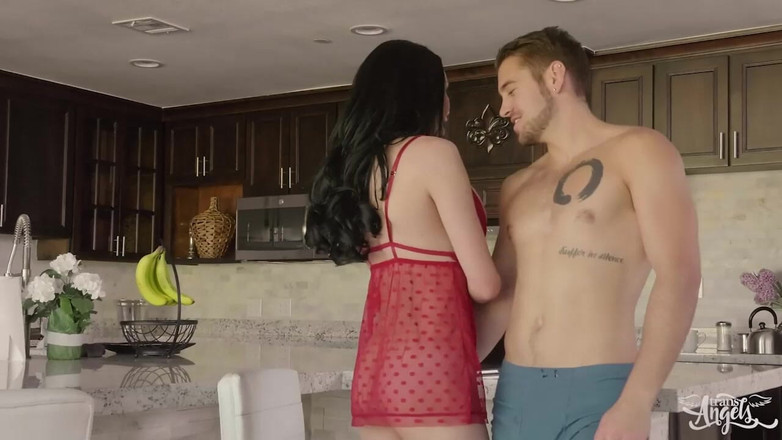 Trans Angels: Trans Angels - Kimberlee बड़े स्तनों वाली, काले बालों वाली चोदने लायक मम्मी अपने साम्राज्य के निर्माण पर ध्यान केंद्रित करने की कोशिश कर रही है