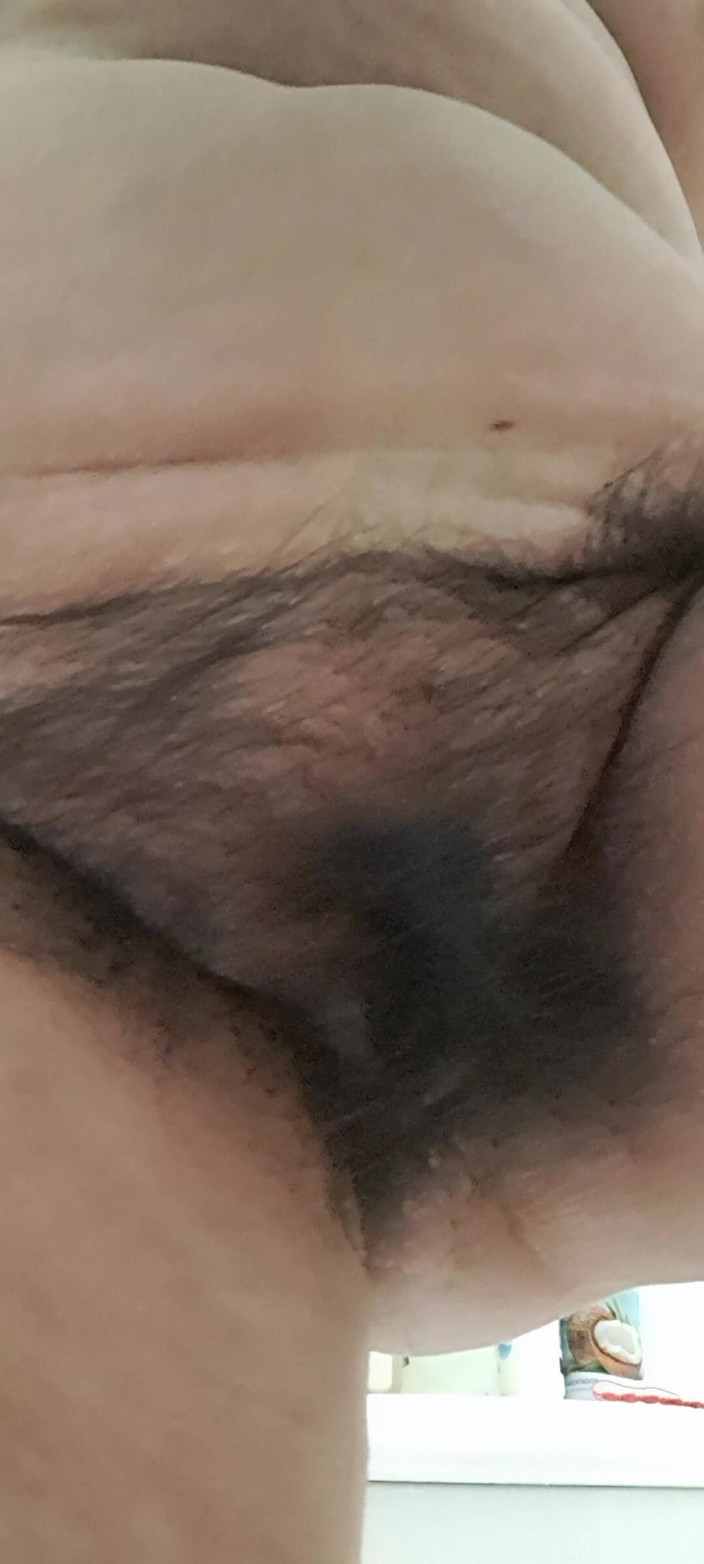 Mommy big hairy pussy: Mama vitregă pizdă păroasă 1