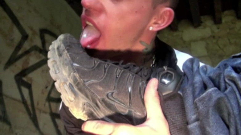 Sneaker gay: Slut twink submissed to the sneakers of the twink JIMY...