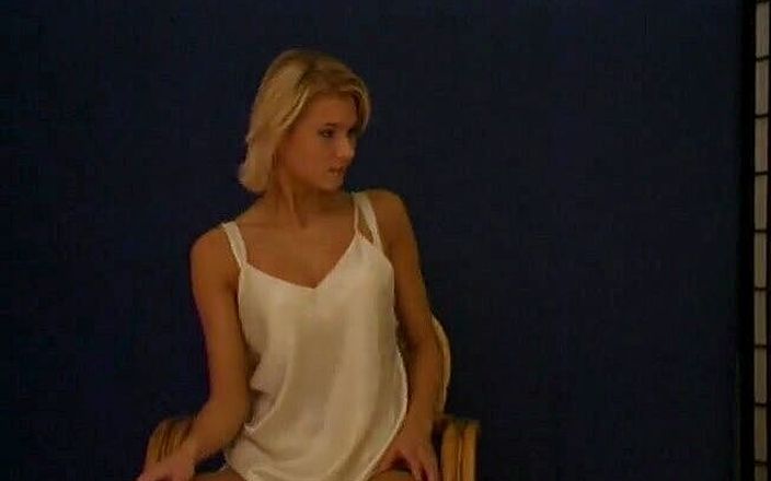 Flash Model Amateurs: Cette blonde séduisante adore taquiner avec son corps sexy