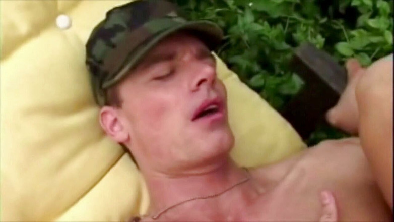 Gaybareback: 2 schöne jungs ficken und lutschen im freien