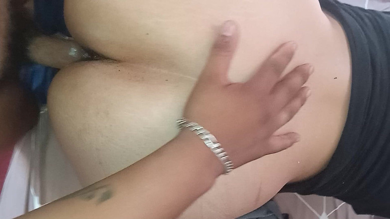 Eatrella j: 上瘾和性交，不放开她的手机