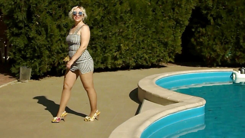 Nylon-Heels: Hezká žena u bazénu v punčochách a podpatcích