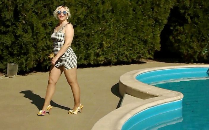 NYLON-HEELS: Pretty woman by the pool in pantyhose and heels