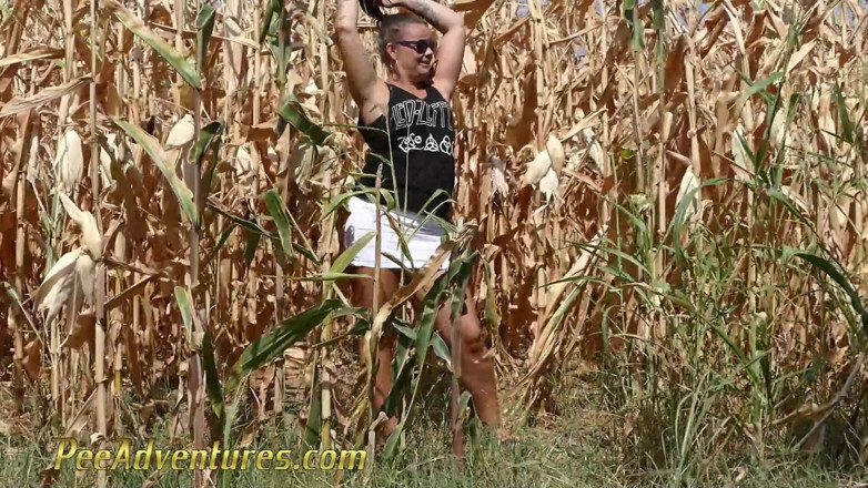 Pee Adventures: Pee in a corn field