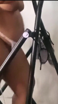 Mostrando la sua figa in palestra