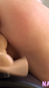 Vollbusige blonde eheschlampe reitet für einen fan den sybian