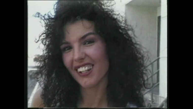 Muschi movie official: Anal-masturbation mit dildo und arschficken für zwei schöne retro-frauen