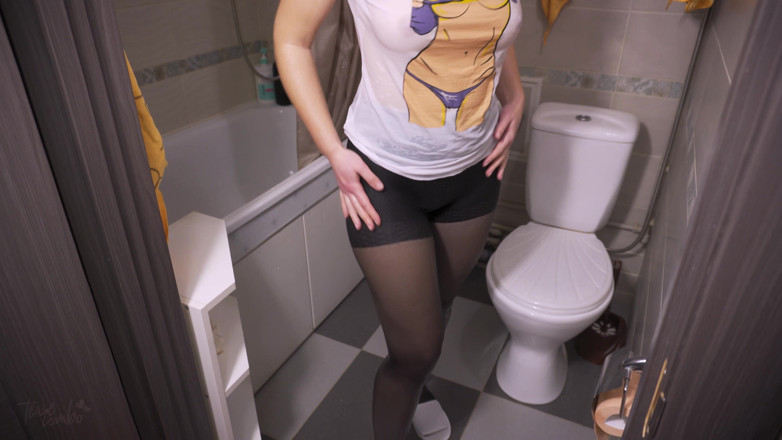 Teasecombo 4K: Une MILF sexy en collants mouillés taquine son cul
