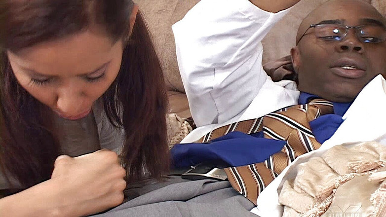 French X: Ateşli kız sıkı amını büyük siyah yarak üzerinde zıplatarak zevkle çığlık atıyor