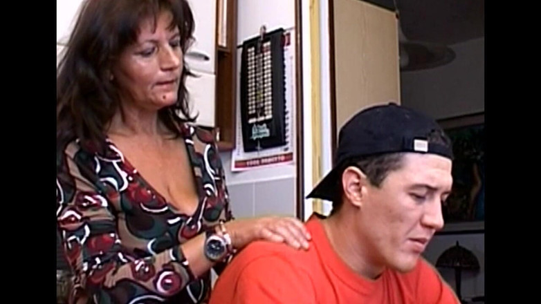 My Dirty Family: 孤独的男孩与一个漂亮的熟女得到一个很好的口交和惊人的操逼