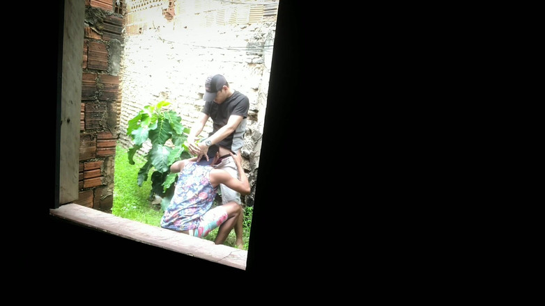 MiguellTrajano: Doručovatel vylezl na opuštěné pozemek, aby měl sex bez kondomu