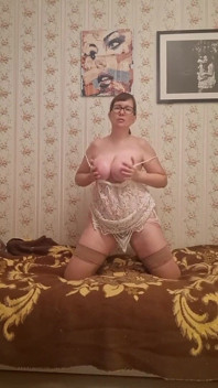 Menari, masturbasi, orgasme dan vagina berbulu dari dekat