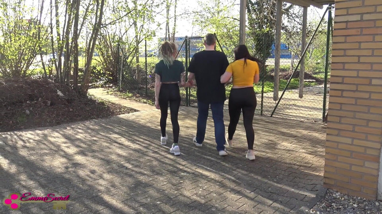 German Fuck Girls: Br*tale Ophaal! Voetgangers Overgehaald Om Een Trio Te Maken!