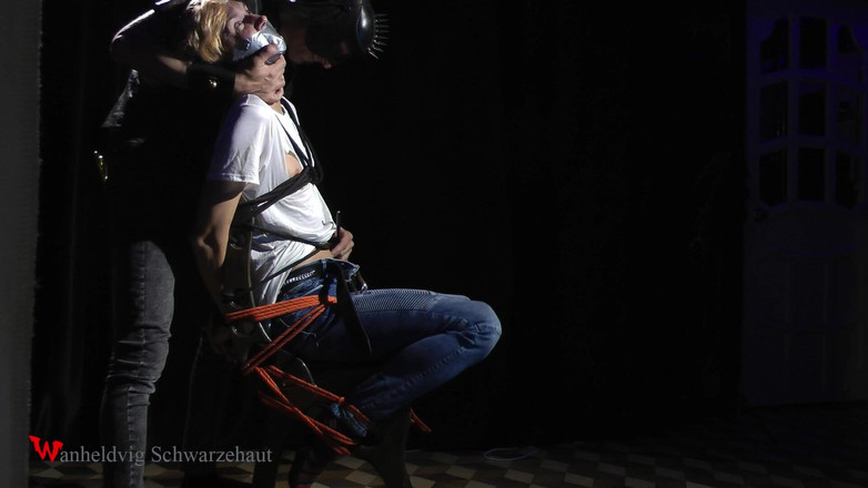 Wanheldvig: निकी कपड़े चीरती है और गुदगुदी करती है