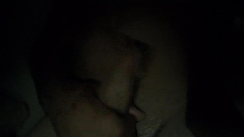 Horny sins: 重雨期间的饥渴访客正在玩弄自己的鸡巴，当丈夫在外面时，他操了房主