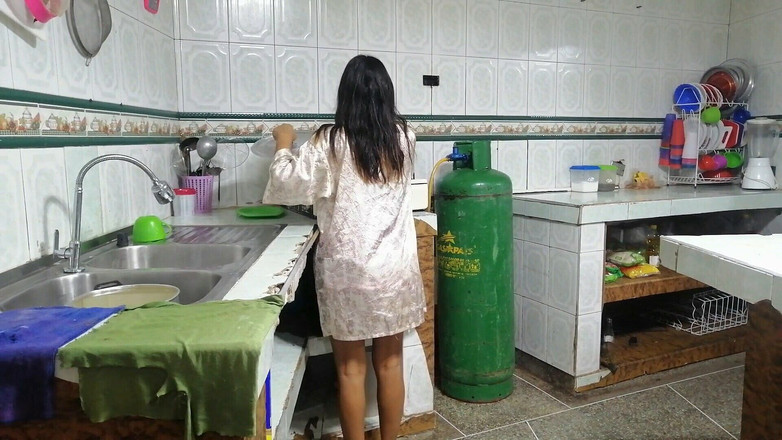 SAMANTA: 1 पार्टी मैं अपनी सौतेली बहन को भोजन कक्ष में चोदता हूं