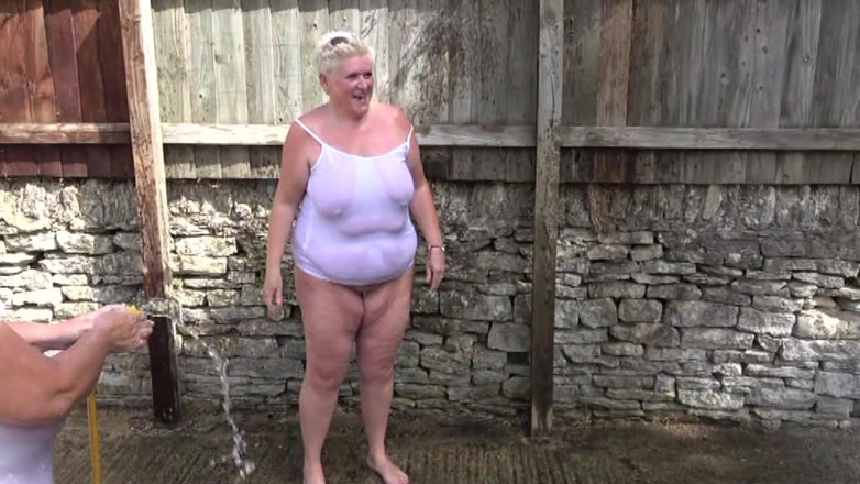 Uk Joolz: Water fight
