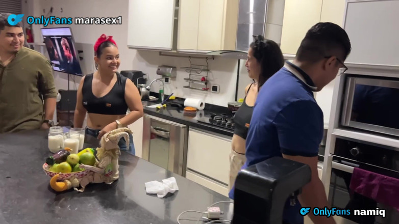 MaRaSexx: Ông già Noel này muốn nhiều hơn sữa và bánh...