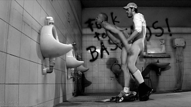 Young Bastards: Un băiat homosexual dispus are parte de o pulă mirositoare