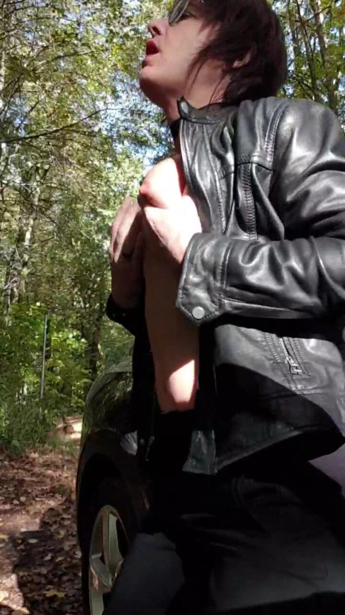 JulieEroticDress: 주차장에서 누드 오르가즘을 느끼는 밀프