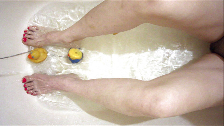 Hairypussyangel: Сексуальные ноги в ванне, дилдо трахает волосатую киску, кончает