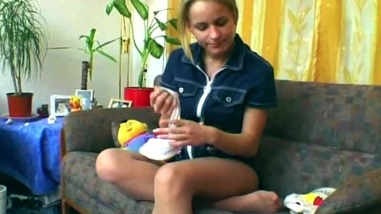My German Amateurs: Blonde amateur schuift rode dildo diep naar binnen