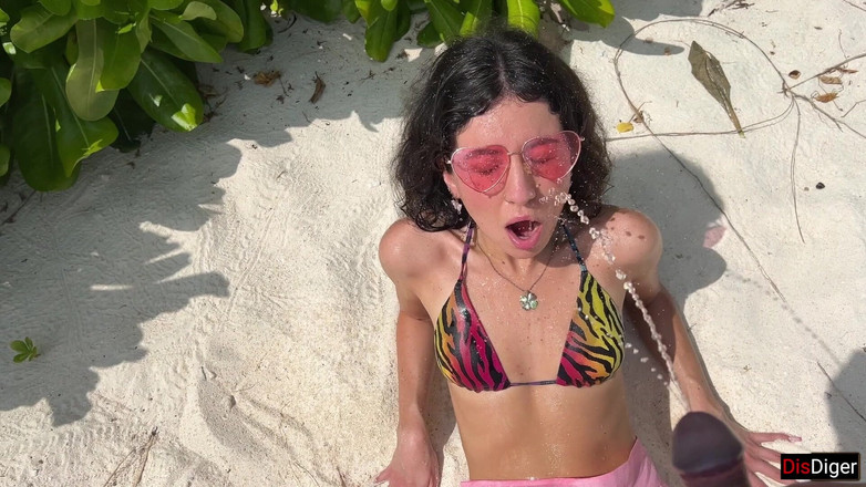 Dis Diger: Katty Pees мощно на пляже, и я даю ей золотой дождь на ее лицо