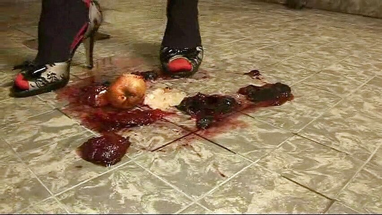 Doris Distel: いたずらなひよこが果物を潰す