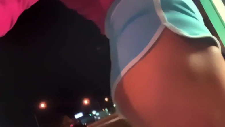 CindieLove: Sexy pantalones cortos calientes al aire libre caminando, luz de...