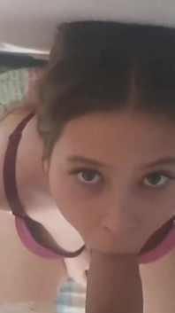 Une femme mariée suce une bite
