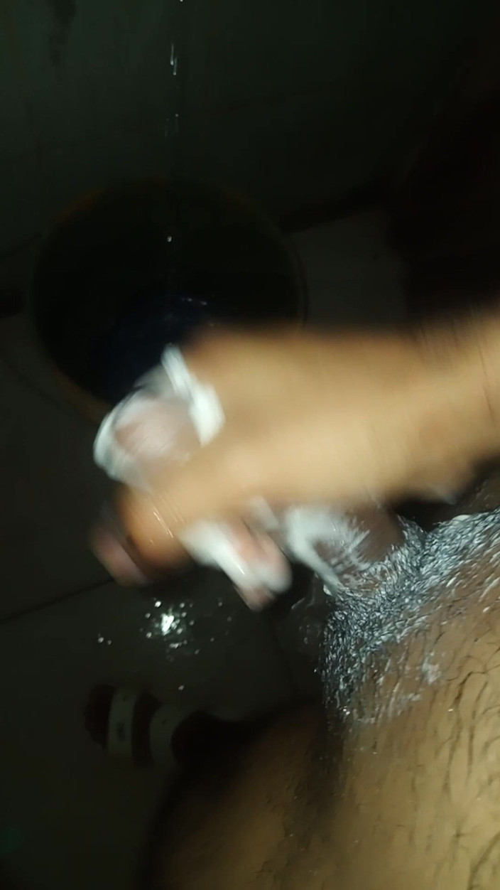 Cute boy jerks off: 실수로 알약을 먹고 화장실에서 결국 움켜쥐는 소년