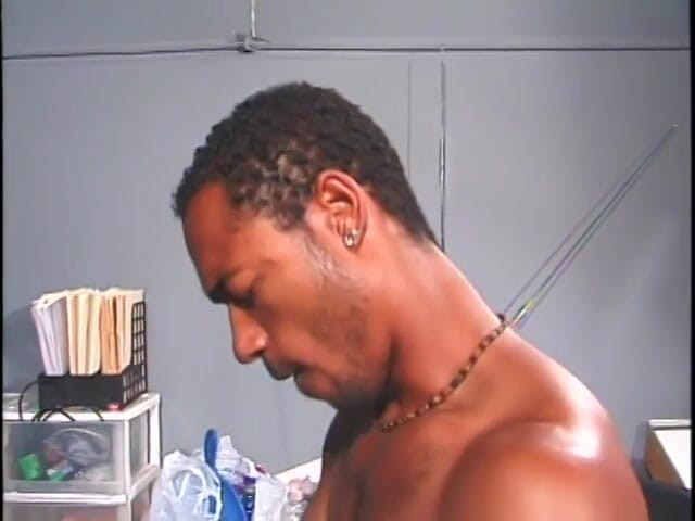 Gays Case: Chocolate skin dude sucks his partner's tool on his knees