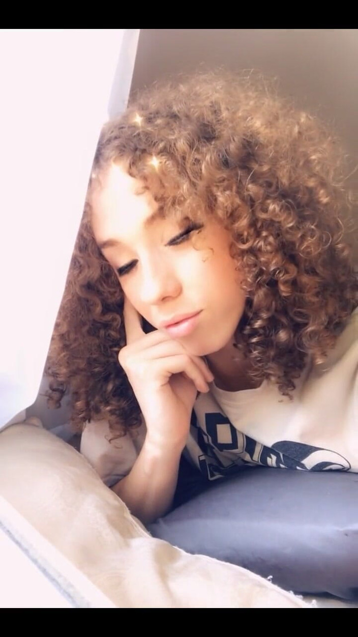 Tia Tizzianni Productions: Lily Demure：你会射精并操我吗？