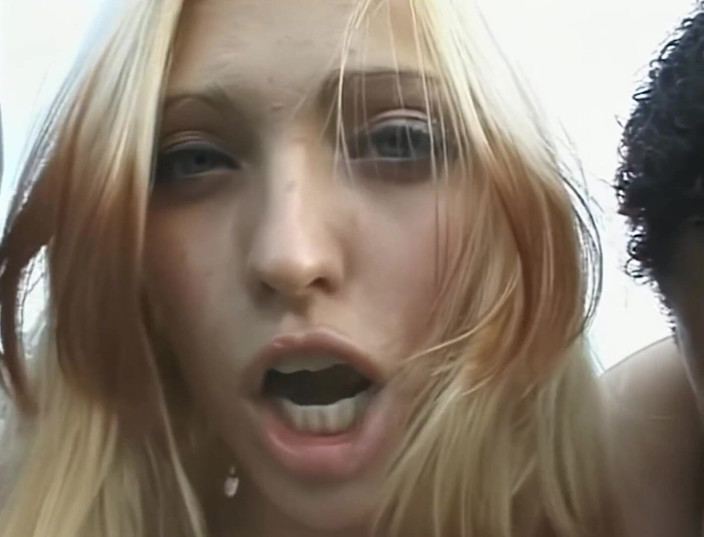 Black Monstercock Force: 19-jarige blonde studententiener blowbang &amp; gangbang grote zwarte lul