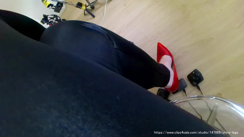 MisS Angel: Sexy benen in mijn strakke leren broek 1.