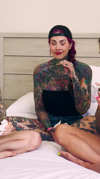 Trzy dziewczyny w nonstop kichanie fit: Mars Solo, Inked2plz, Andi Wild