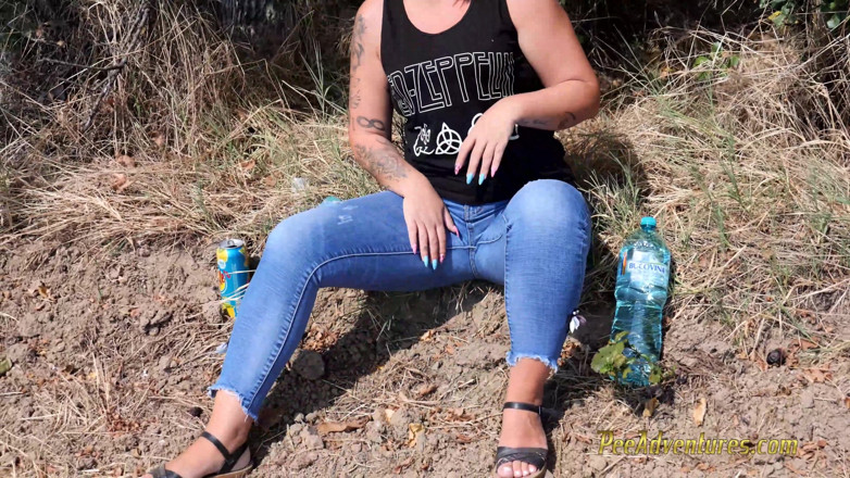 Pee Adventures: Pissing her jeans while talking with her boyfriend on the...
