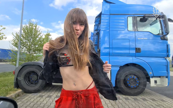 Anne Eden: Yabancı kamyonda halka açık dinlenme durağı sikişi