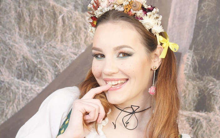 Bravo Models Media: 376 エレナ・ベガ 村の女の子が納屋で自慰行為をする