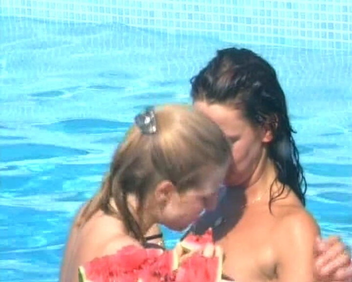 German's Lesbian: 丰满的德国荡妇在游泳池里玩得很开心