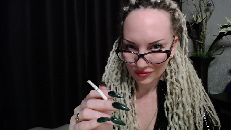 BadAssBitch: Eva si cewek cantik lagi asik merokok sambil sepong kontol...