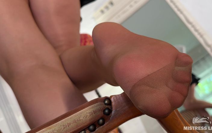 Mistress Legs: ヌードタイツとハイヒールを履いた女神が椅子に足を乗せてあなたをからかう(パート2)