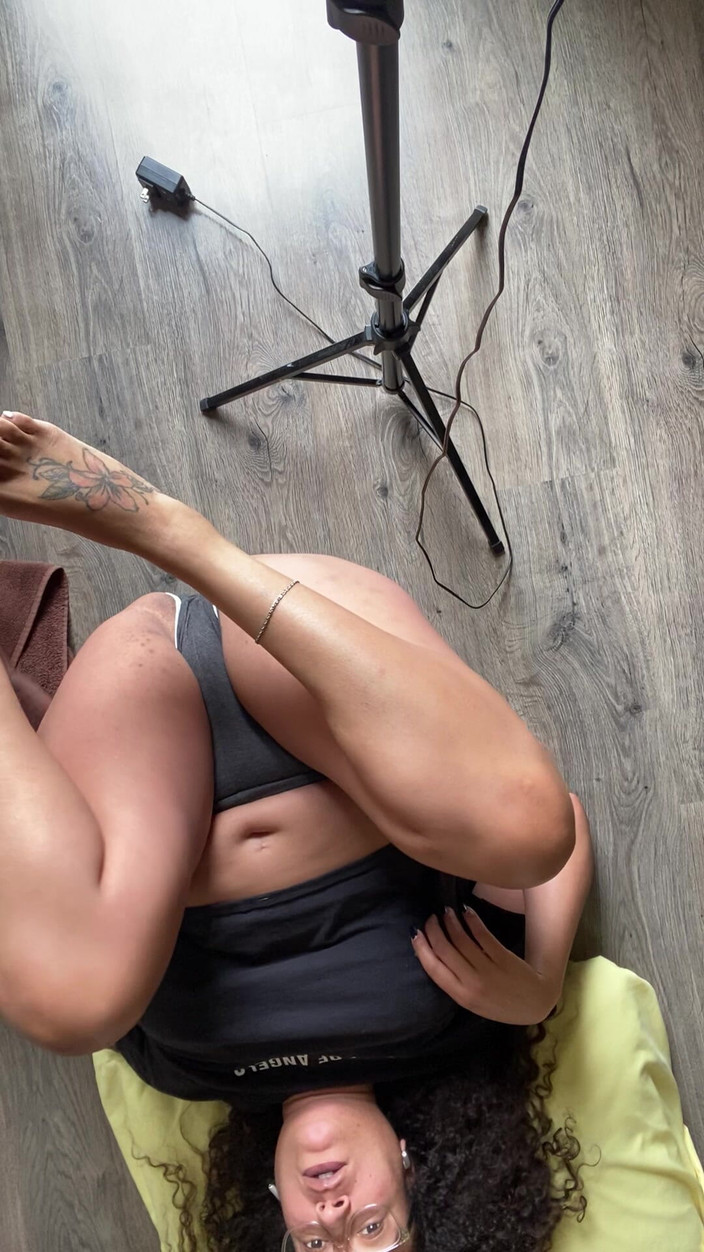 Tan feets: Tanfeets 倒立脚底和奶子挑逗白脚趾