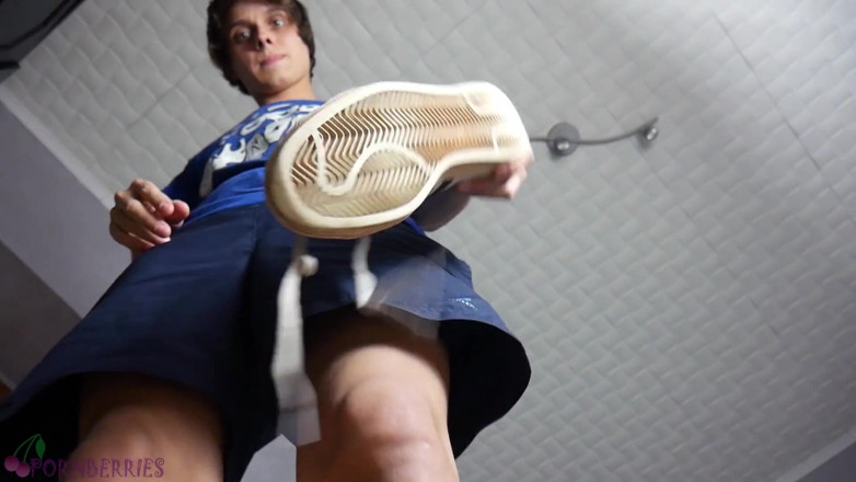 Ethan Alex: Il padrone dei piedi di twink domina e viene su...