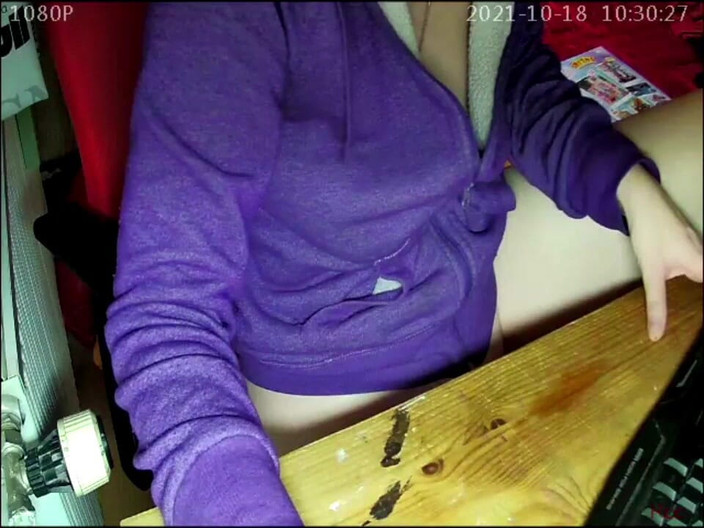 KittieNoOne: Masturbându-se pe camera secretă