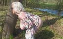PureVicky66: Бабушка показывает ее возбужденные мокрые дырки на улице